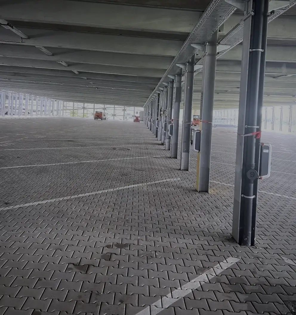 Parkdeck mit Ladepunkten an den Stützenreihen