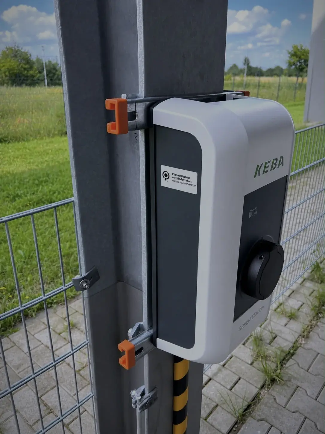 KEBA-Wallbox an einem Zaunpfosten montiert
