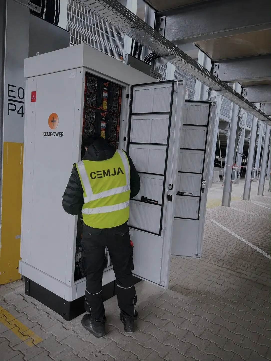 Inbetriebnahme eines Kempower-Schnellladeschranks